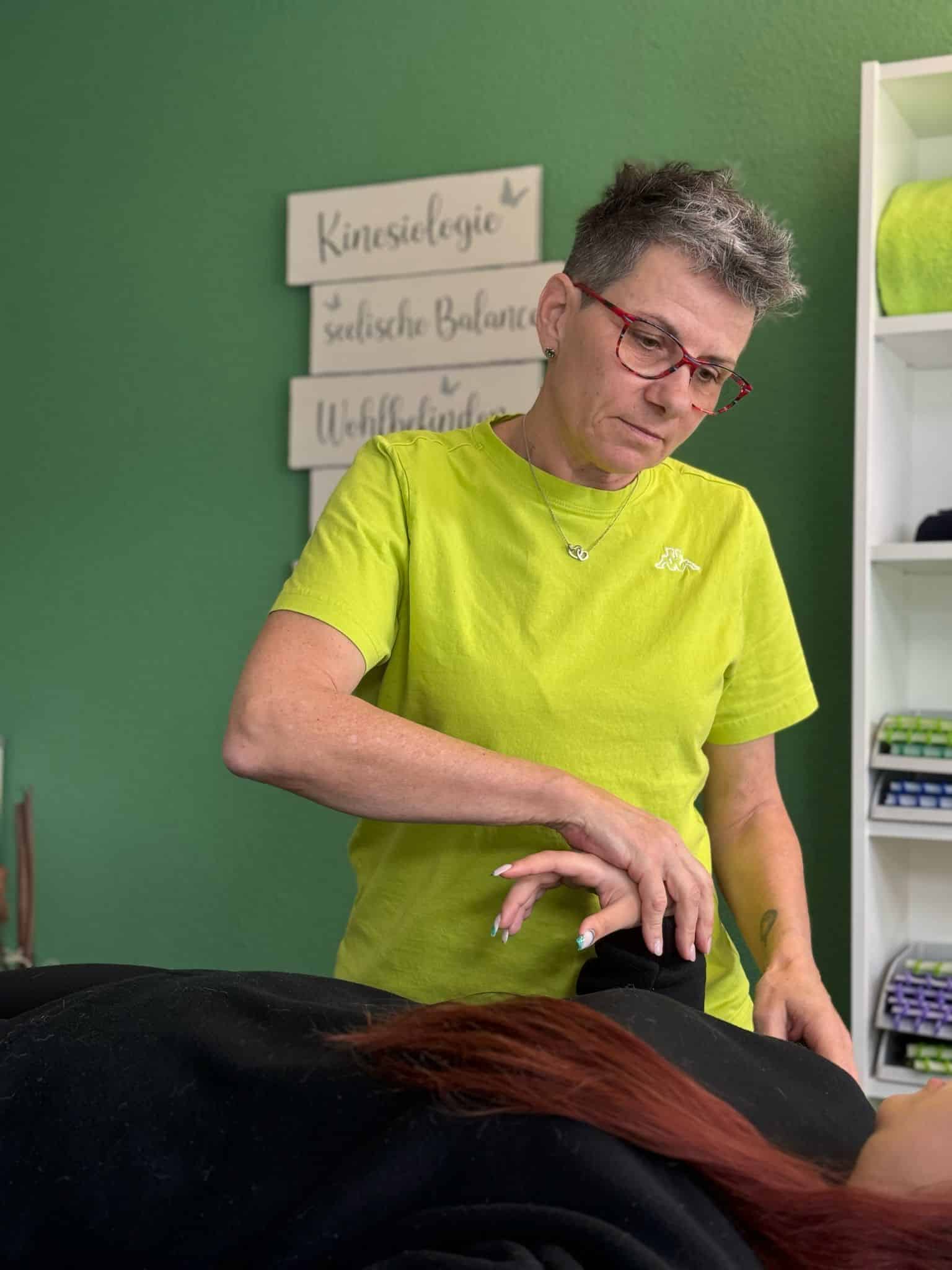 Alexandra Haas bei der Therapie